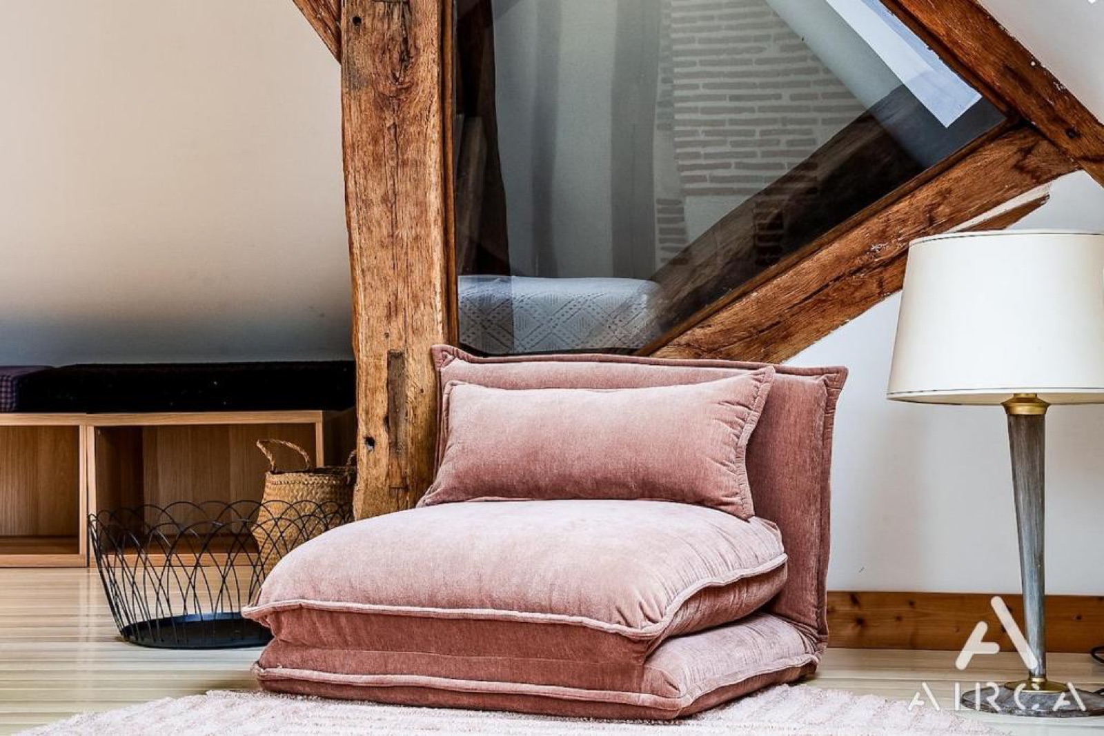 Fauteuil en velours et poutre ancienne
