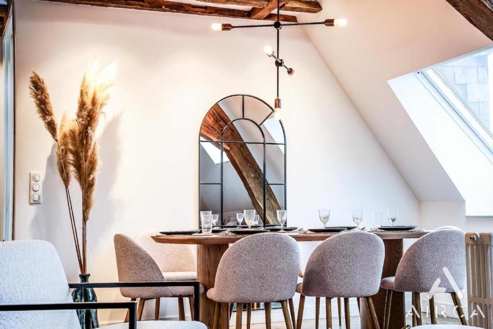 Salle à manger et miroir arche