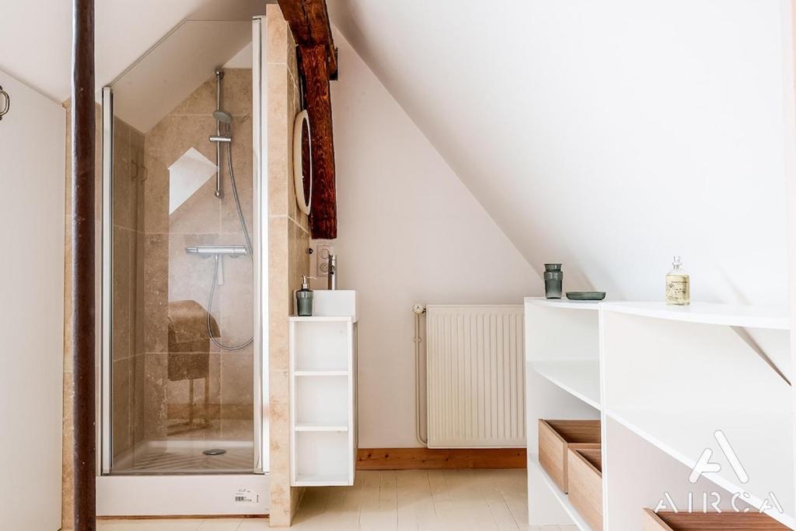 Salle d'eau avec douche à l'italienne