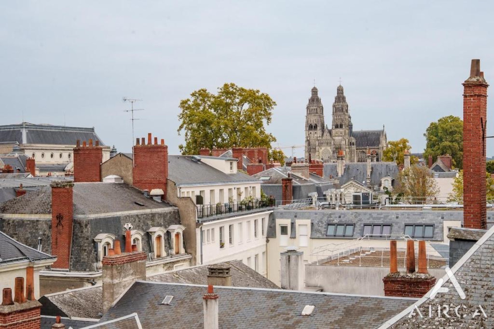 Vue sur les toits de Tours et la cathédrale Saint-Gatien